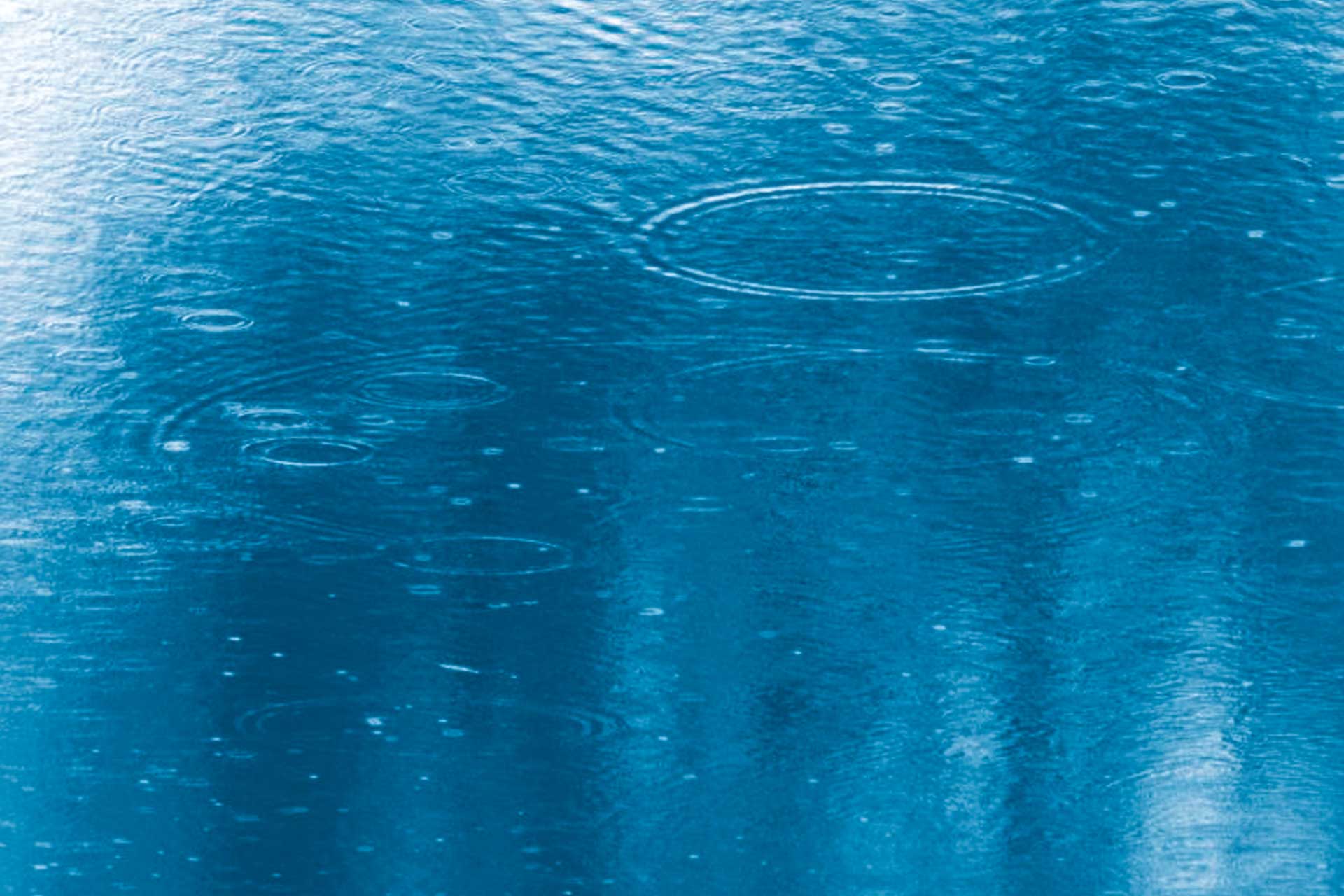 Regenwasser auf Wasser