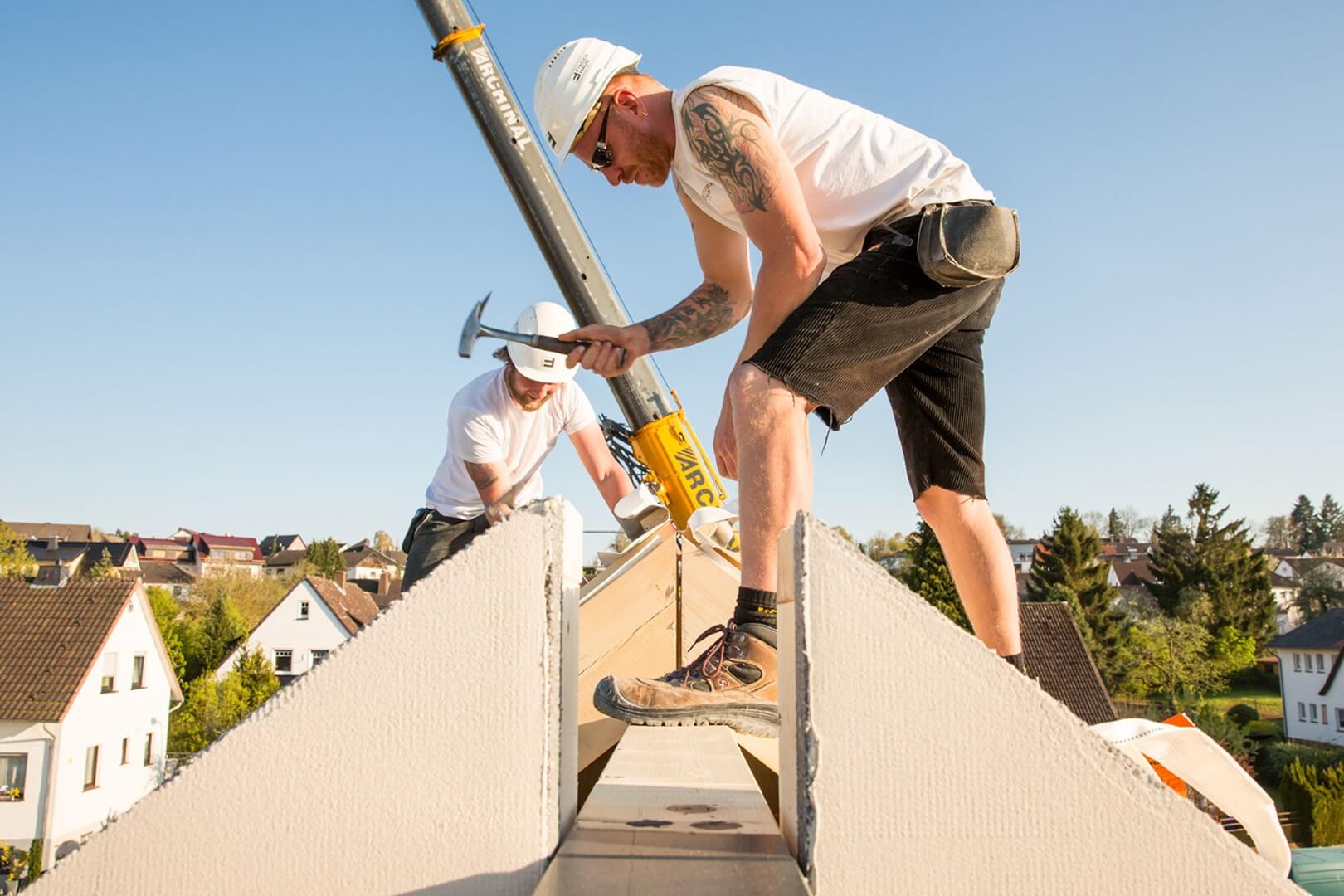 FingerHaus Mitarbetier auf dem Dach eines Finger-Hauses