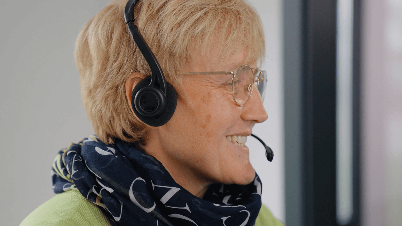 Thumbnail eines Expertenvideos von FingerHaus, eine Mitarbeiterin im Kundendienst mit Headset im Gespräch.