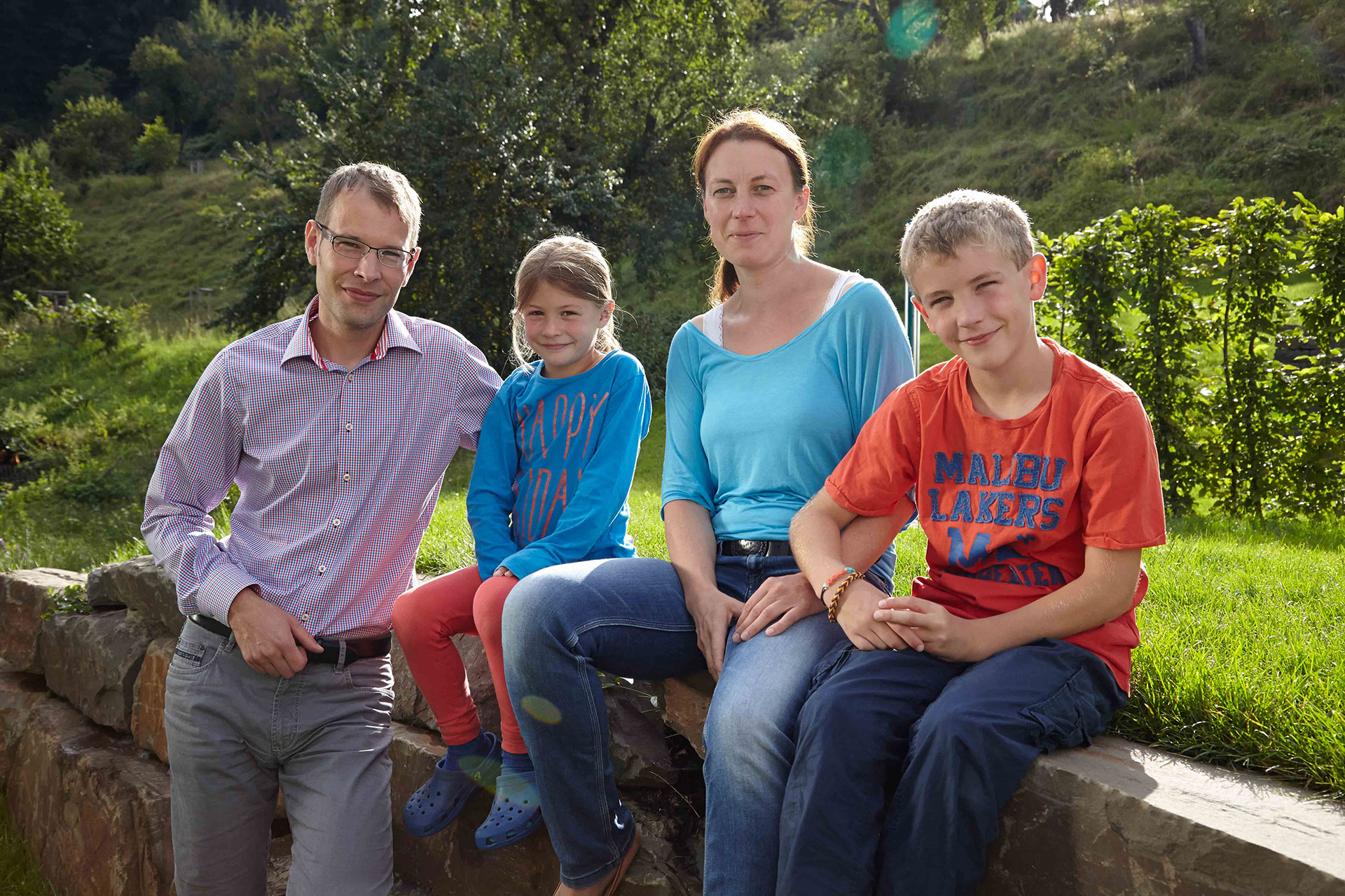 Familie Klein vor ihrem Haus AT