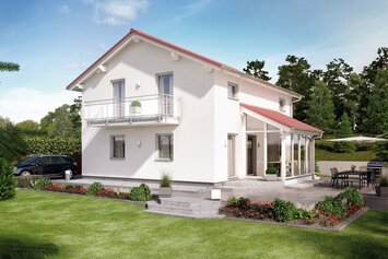 FingerHaus MEDLEY 211 – zweigeschossiges Einfamilienhaus mit hellem Satteldach und weißer Fassade. Sichtbar sind ein Balkon, eine überdachte Terrasse mit Glasverkleidung sowie ein gepflegter Garten mit Rasen und Blumenbeeten.