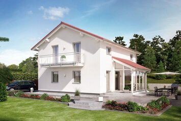 FingerHaus MEDLEY 211 – zweigeschossiges Einfamilienhaus mit hellem Satteldach und weißer Fassade. Sichtbar sind ein Balkon, eine überdachte Terrasse mit Glasverkleidung sowie ein gepflegter Garten mit Rasen und Blumenbeeten.