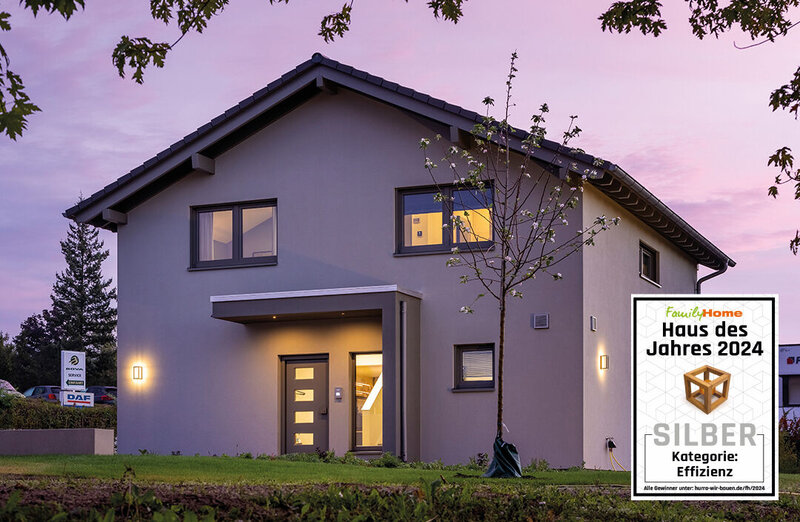 Das FingerHaus-Musterhaus ARTIS in Würzburg bei Abendlicht, ausgezeichnet von FamilyHome als „Haus des Jahres 2024“ in Silber in der Kategorie Effizienz.