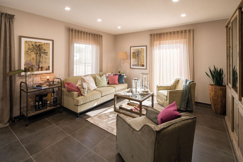 Modernes Einfamilienhaus UNO 2.0 als Musterhaus in Leipzig mit Satteldach, weißer Fassade und großen Fenstern.