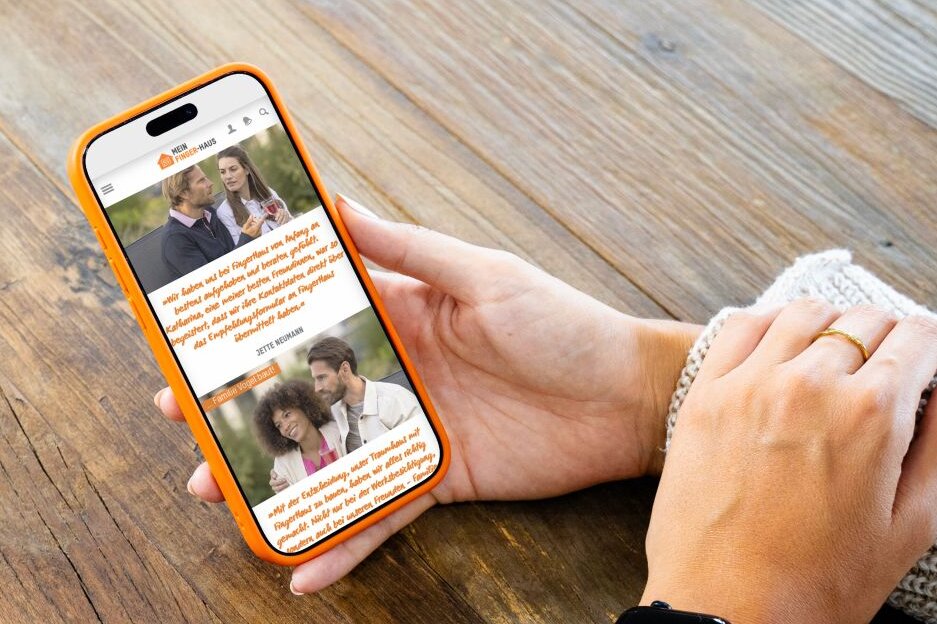 Person hält ein Smartphone mit dem FingerHaus Serviceportal in den Händen. Auf dem Display sind Informationen zum Empfehlungsprogramm dargestellt.