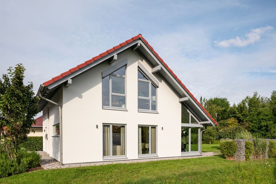 Modernes FingerHaus in Marburg mit Satteldach, großen Fensterflächen und überdachter Terrasse – frei geplant.  