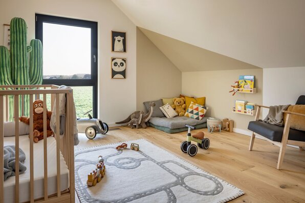 Frei geplantes Kinderzimmer im FingerHaus mit Spielecke, Kuschelecke und moderner Einrichtung.