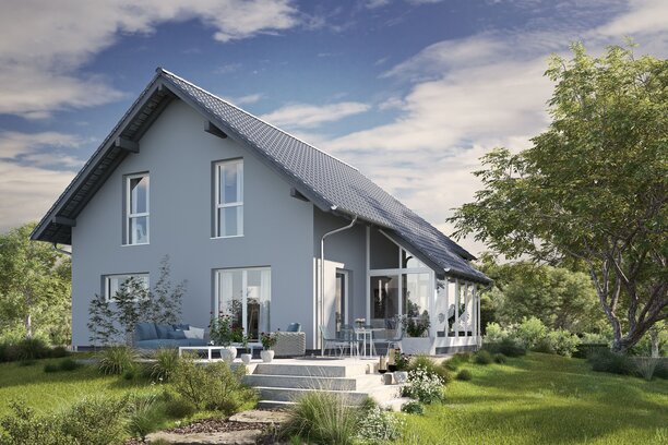 Fertighaus FingerHaus JUNO 200 mit hellblauer Fassade, dunklem Dach und Gartenweg aus Natursteinplatten in grüner Umgebung bei Sonnenschein.