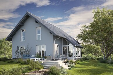 Fertighaus FingerHaus JUNO 200 mit hellblauer Fassade, dunklem Dach und Gartenweg aus Natursteinplatten in grüner Umgebung bei Sonnenschein.