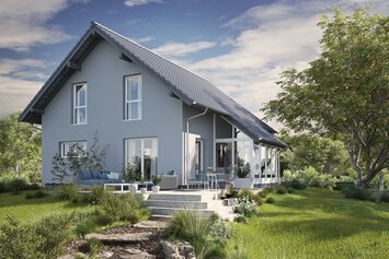 Fertighaus FingerHaus JUNO 200 mit hellblauer Fassade, dunklem Dach und Gartenweg aus Natursteinplatten in grüner Umgebung bei Sonnenschein.