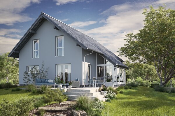 Fertighaus FingerHaus JUNO 200 mit hellblauer Fassade, dunklem Dach und Gartenweg aus Natursteinplatten in grüner Umgebung bei Sonnenschein.