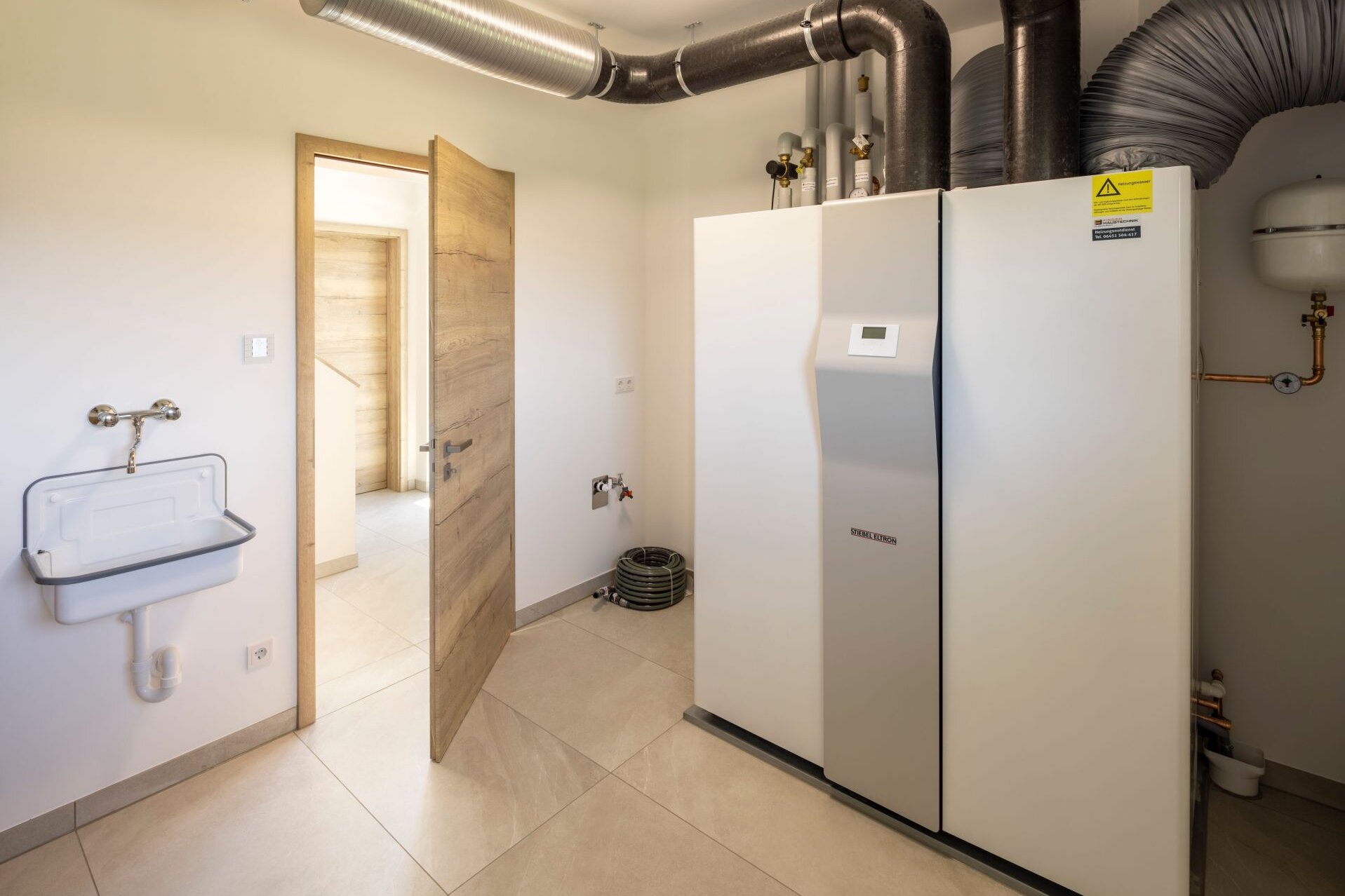 Hauswirtschaftsraum im FingerHaus ARTIS 300 Musterhaus Nürnberg mit moderner Haustechnik und Lüftungsanlage.