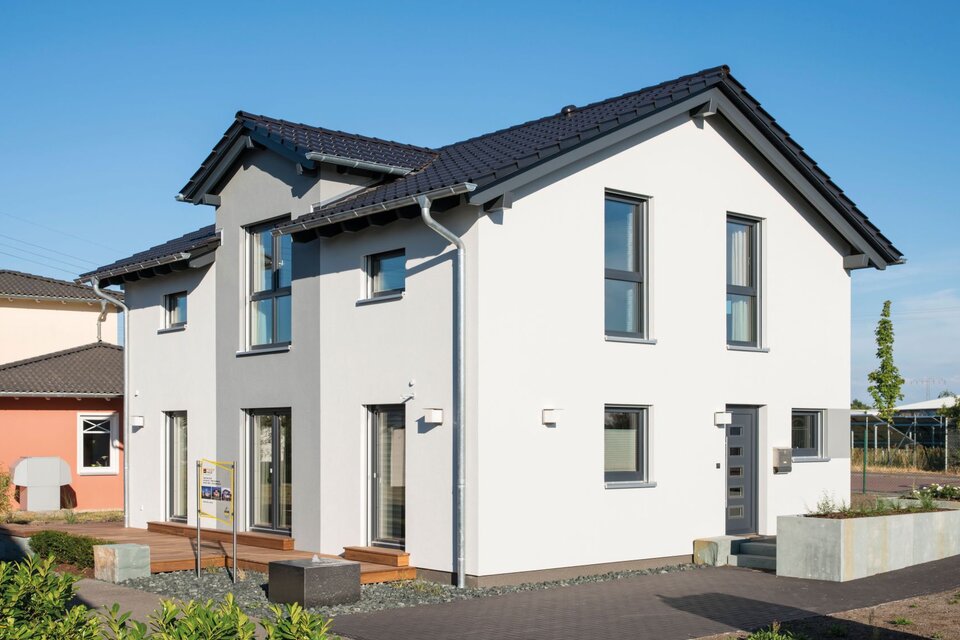 Modernes Einfamilienhaus UNO 2.0 als Musterhaus in Leipzig mit Satteldach, weißer Fassade und großen Fenstern.