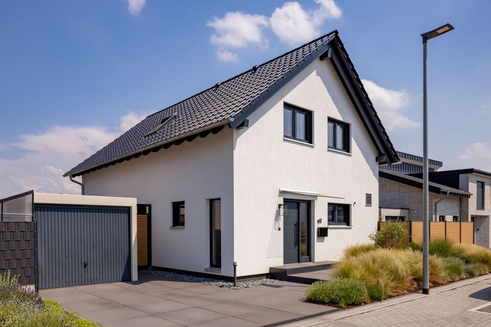 Modernes frei geplantes FingerHaus mit Satteldach, Garage und gepflegtem Vorgarten.