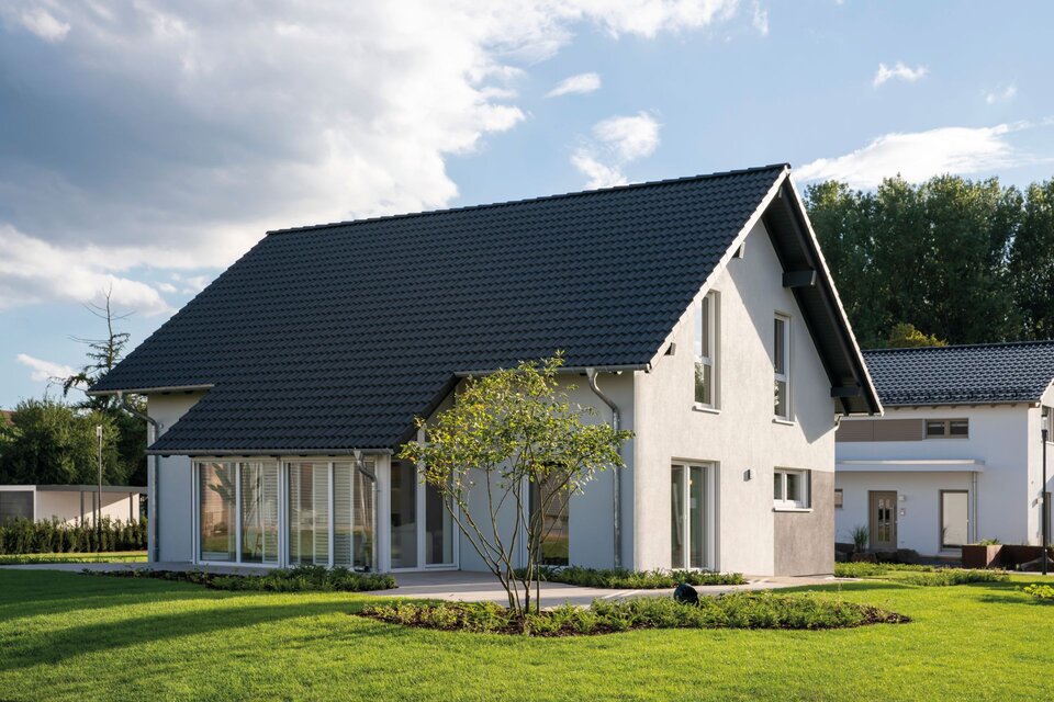 FingerHaus JUNO 402 Musterhaus Frankenberg mit Satteldach, moderner Fassade und großen Fensterflächen
