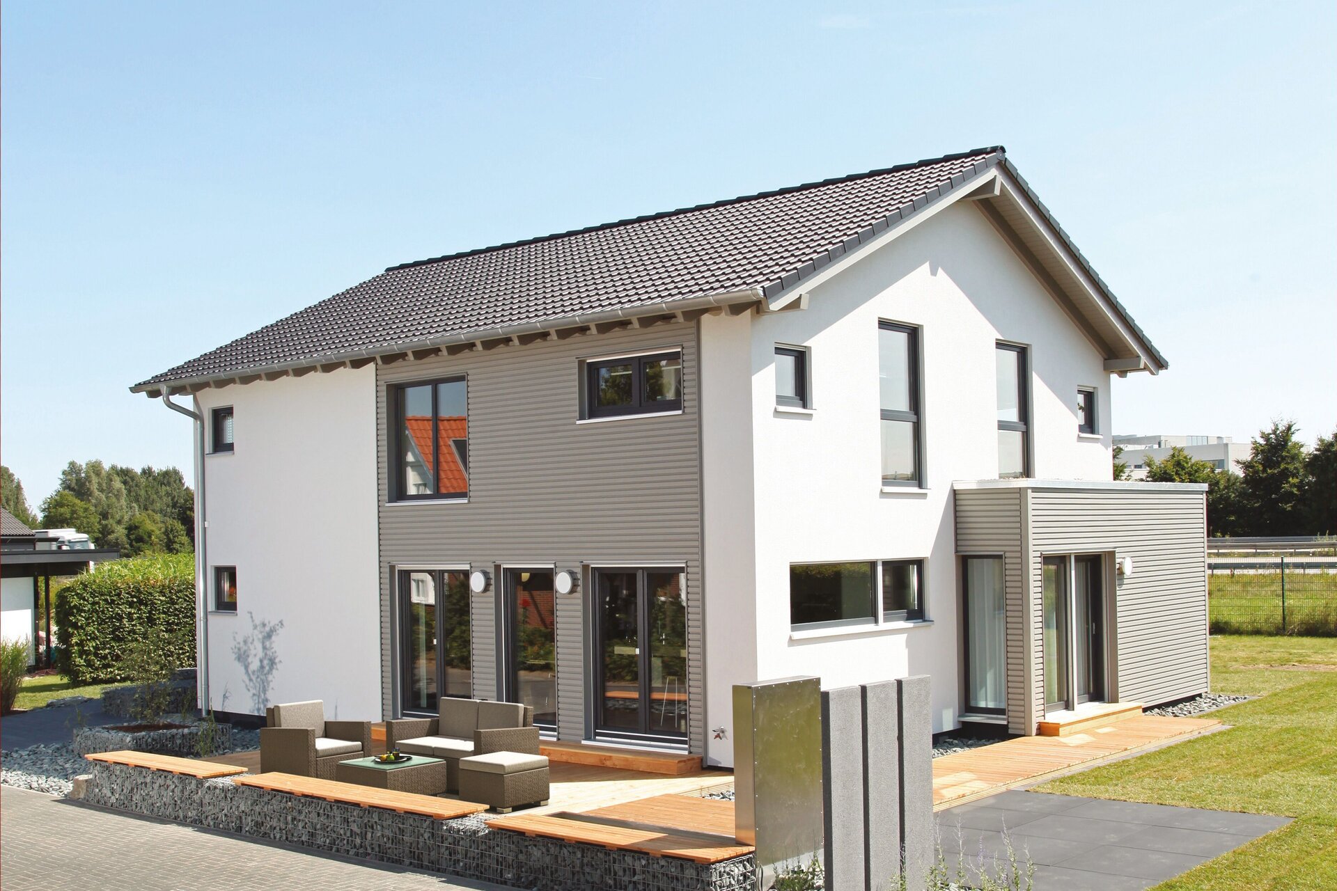 Musterhaus NEO in Hannover – modernes FingerHaus mit klarer Linienführung, Satteldach und großzügiger Terrasse.