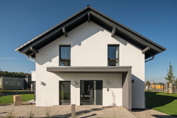 Frontansicht des FingerHaus NEO Musterhauses in Günzburg mit modernem Satteldach, klaren Linien und überdachtem Eingangsbereich.