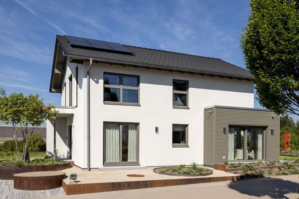 FingerHaus ARTIS 300 Musterhaus Nürnberg mit moderner Fassade, Satteldach, grauen Akzenten und Photovoltaikanlage.
