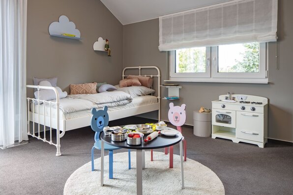 Kinderzimmer im MEDLEY Musterhaus Mannheim mit verspielter Einrichtung, Einzelbett und Spielküche.