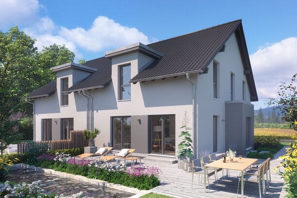 Haus FingerHaus DUO 243 mit grauer Putzfassade, dunklem Satteldach und großer Terrasse mit Esstisch, Liegestühlen und Blumenbeeten im sonnigen Garten.
