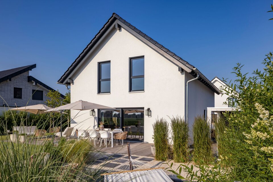 Frei geplantes FingerHaus mit moderner Terrasse, stilvoller Außengestaltung und großem Garten.