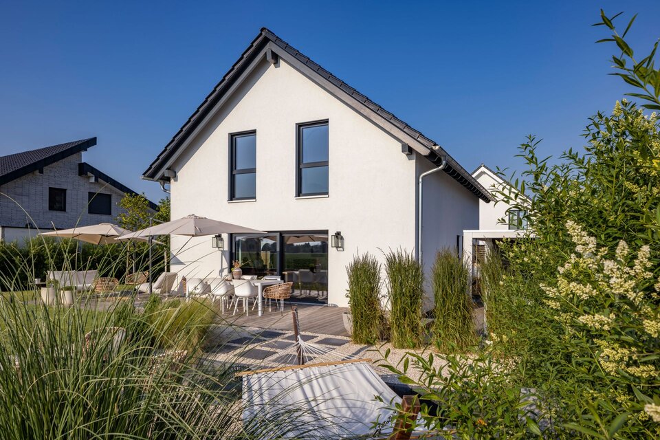 Frei geplantes FingerHaus mit moderner Terrasse, stilvoller Außengestaltung und großem Garten.