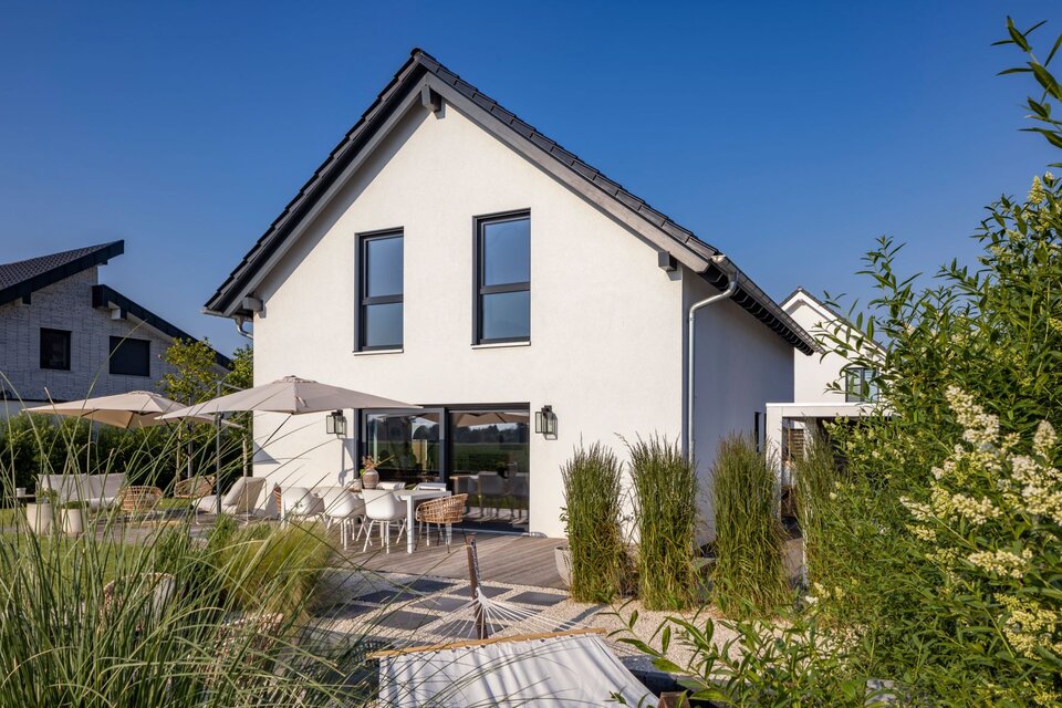 Frei geplantes FingerHaus mit moderner Terrasse, stilvoller Außengestaltung und großem Garten.