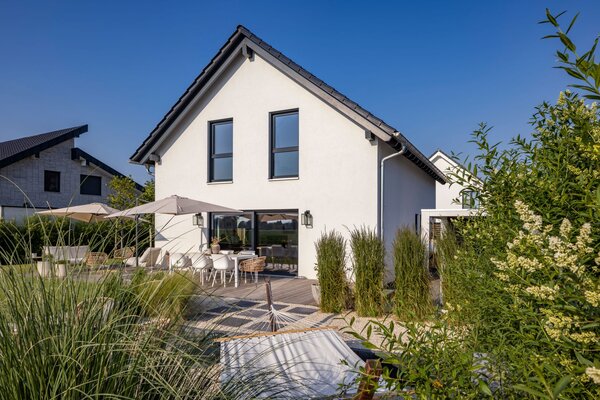 Frei geplantes FingerHaus mit moderner Terrasse, stilvoller Außengestaltung und großem Garten.