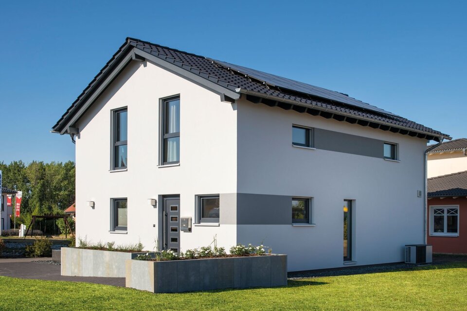 Modernes Einfamilienhaus UNO 2.0 im Musterhauspark Leipzig mit klarer Architektur, Satteldach und Gartenbereich.