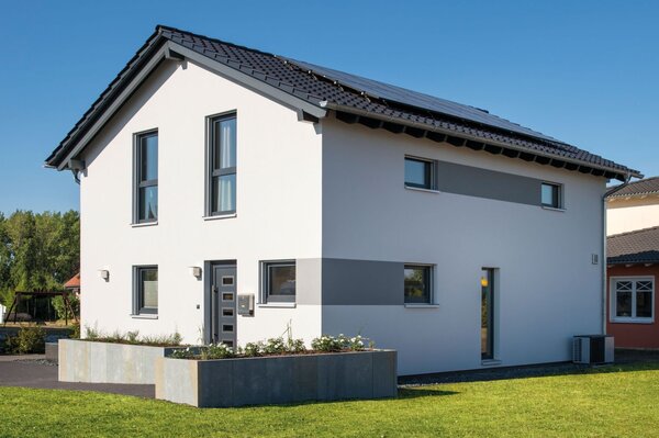 Modernes Einfamilienhaus UNO 2.0 im Musterhauspark Leipzig mit klarer Architektur, Satteldach und Gartenbereich.