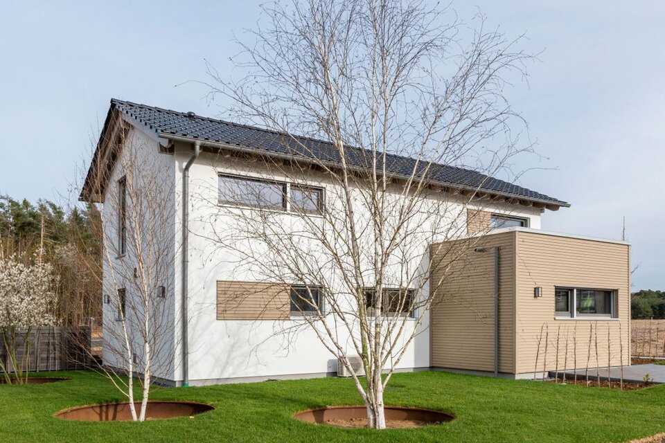 Musterhaus TALO in Babenhausen, moderne Architektur mit Erker und gepflegtem Gartenbereich.