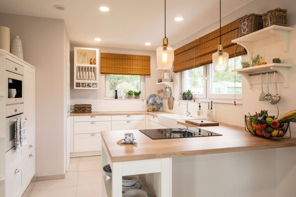 Küche im FingerHaus JUNO 402 Musterhaus Frankenberg mit Kochinsel, Einbaugeräten und moderner Ausstattung