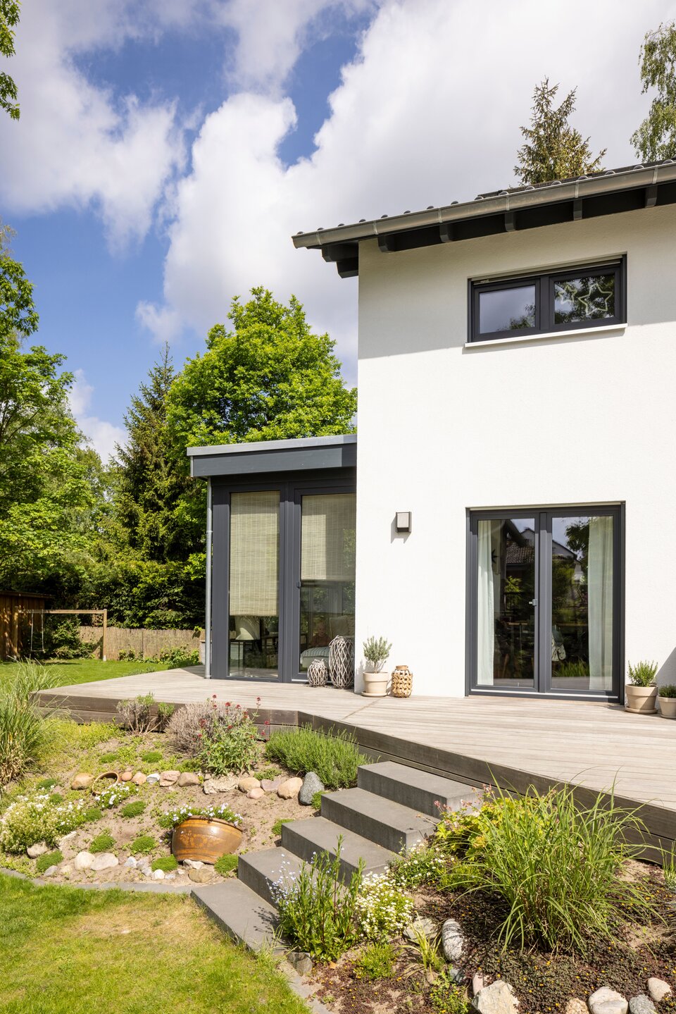 Frei geplantes FingerHaus mit moderner Terrasse und liebevoll angelegtem Garten.