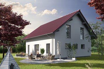 Fertighaus FingerHaus JUNO 402 mit rotem Dach, heller Fassade und gepflegtem Garten mit Rasen, Pflanzen und Bäumen unter blauem Himmel.