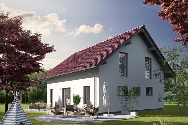 Fertighaus FingerHaus JUNO 402 mit rotem Dach, heller Fassade und gepflegtem Garten mit Rasen, Pflanzen und Bäumen unter blauem Himmel.