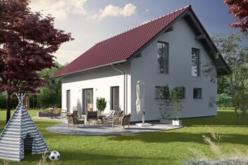 Fertighaus FingerHaus JUNO 402 mit rotem Dach, heller Fassade und gepflegtem Garten mit Rasen, Pflanzen und Bäumen unter blauem Himmel.