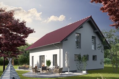 Fertighaus FingerHaus JUNO 402 mit rotem Dach, heller Fassade und gepflegtem Garten mit Rasen, Pflanzen und Bäumen unter blauem Himmel.