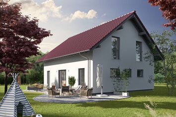 Fertighaus FingerHaus JUNO 402 mit rotem Dach, heller Fassade und gepflegtem Garten mit Rasen, Pflanzen und Bäumen unter blauem Himmel.