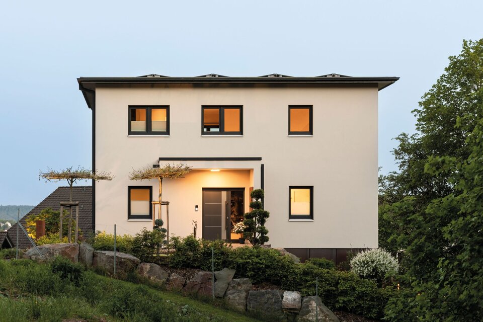 Modernes frei geplantes FingerHaus mit klarer Fassade, symmetrischen Fenstern und elegantem Eingangsbereich.