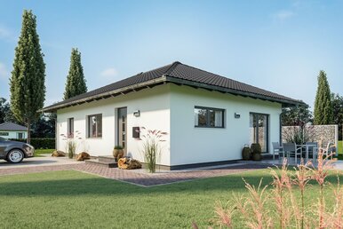 Fotorealistische Visualisierung des FingerHaus NIVO 80, eines modernen Bungalows mit Walmdach. Das Haus ist in eine gepflegte Gartenlandschaft mit Terrasse, Rasenfläche und Einfahrt integriert, unter klarem blauem Himmel.