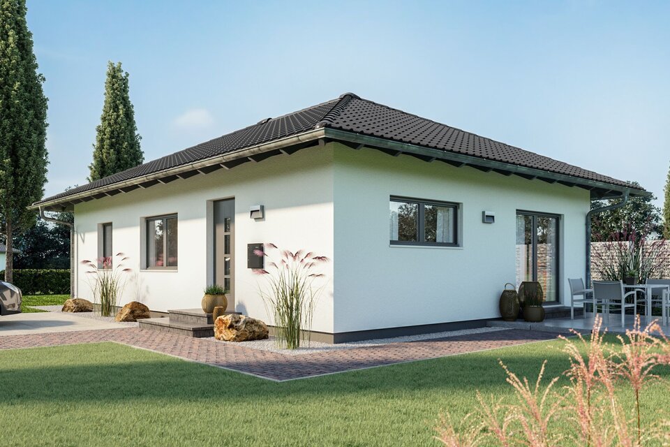 Fotorealistische Visualisierung des FingerHaus NIVO 80, eines modernen Bungalows mit Walmdach. Das Haus ist in eine gepflegte Gartenlandschaft mit Terrasse, Rasenfläche und Einfahrt integriert, unter klarem blauem Himmel.