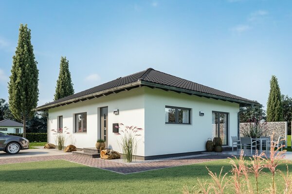 Fotorealistische Visualisierung des FingerHaus NIVO 80, eines modernen Bungalows mit Walmdach. Das Haus ist in eine gepflegte Gartenlandschaft mit Terrasse, Rasenfläche und Einfahrt integriert, unter klarem blauem Himmel.