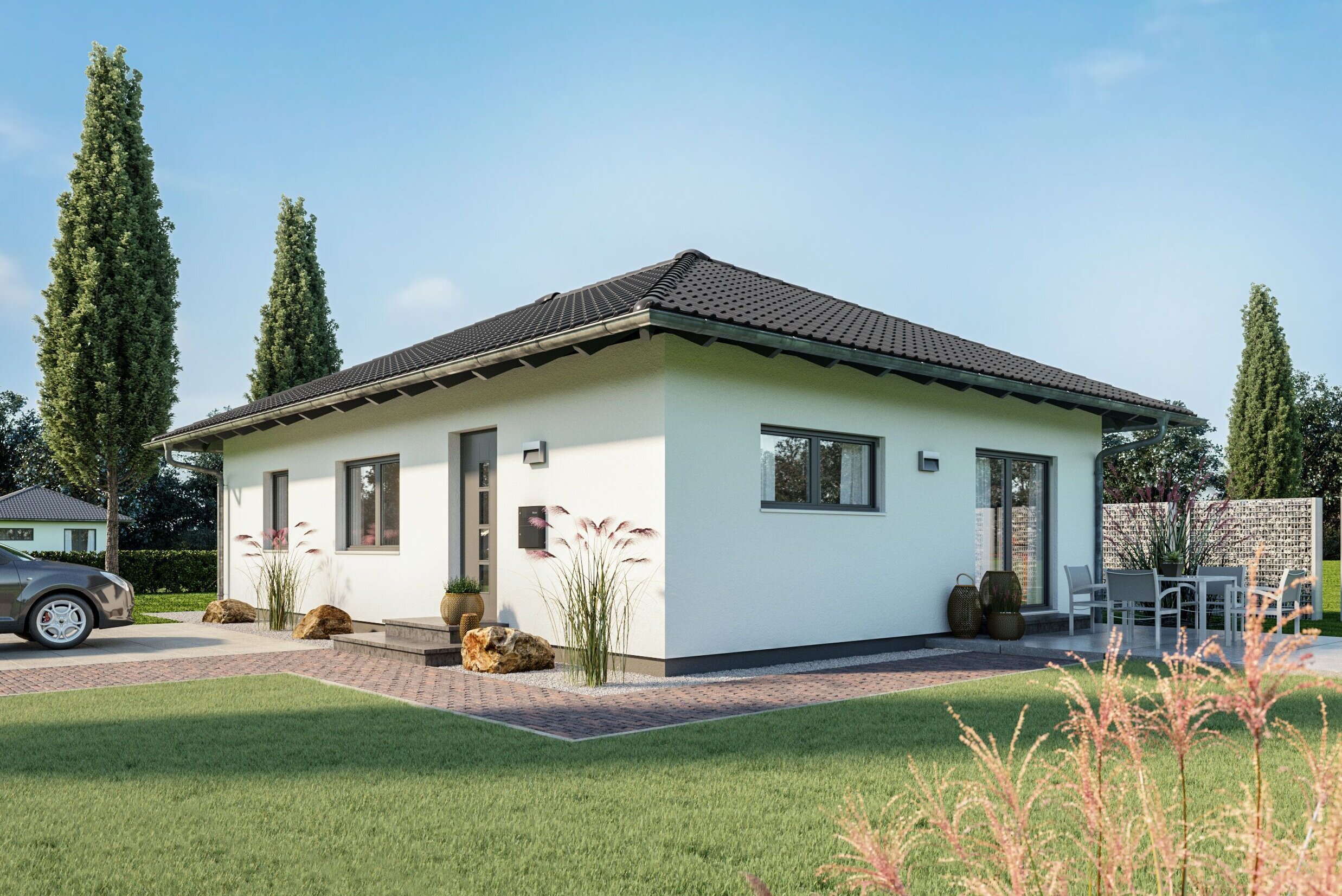 Fotorealistische Visualisierung des FingerHaus NIVO 80, eines modernen Bungalows mit Walmdach. Das Haus ist in eine gepflegte Gartenlandschaft mit Terrasse, Rasenfläche und Einfahrt integriert, unter klarem blauem Himmel.