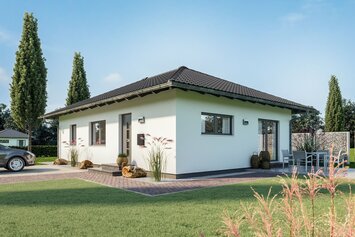 Fotorealistische Visualisierung des FingerHaus NIVO 80, eines modernen Bungalows mit Walmdach. Das Haus ist in eine gepflegte Gartenlandschaft mit Terrasse, Rasenfläche und Einfahrt integriert, unter klarem blauem Himmel.