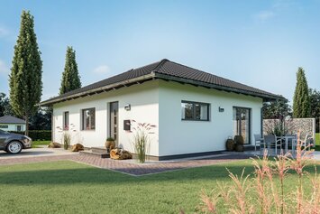 Fotorealistische Visualisierung des FingerHaus NIVO 80, eines modernen Bungalows mit Walmdach. Das Haus ist in eine gepflegte Gartenlandschaft mit Terrasse, Rasenfläche und Einfahrt integriert, unter klarem blauem Himmel.