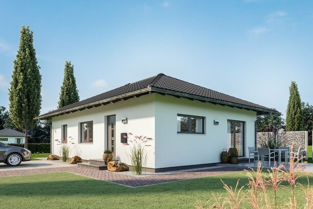 Fotorealistische Visualisierung des FingerHaus NIVO 80, eines modernen Bungalows mit Walmdach. Das Haus ist in eine gepflegte Gartenlandschaft mit Terrasse, Rasenfläche und Einfahrt integriert, unter klarem blauem Himmel.