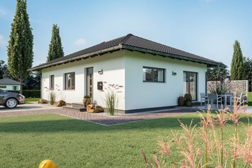 Fotorealistische Visualisierung des FingerHaus NIVO 80, eines modernen Bungalows mit Walmdach. Das Haus ist in eine gepflegte Gartenlandschaft mit Terrasse, Rasenfläche und Einfahrt integriert, unter klarem blauem Himmel.