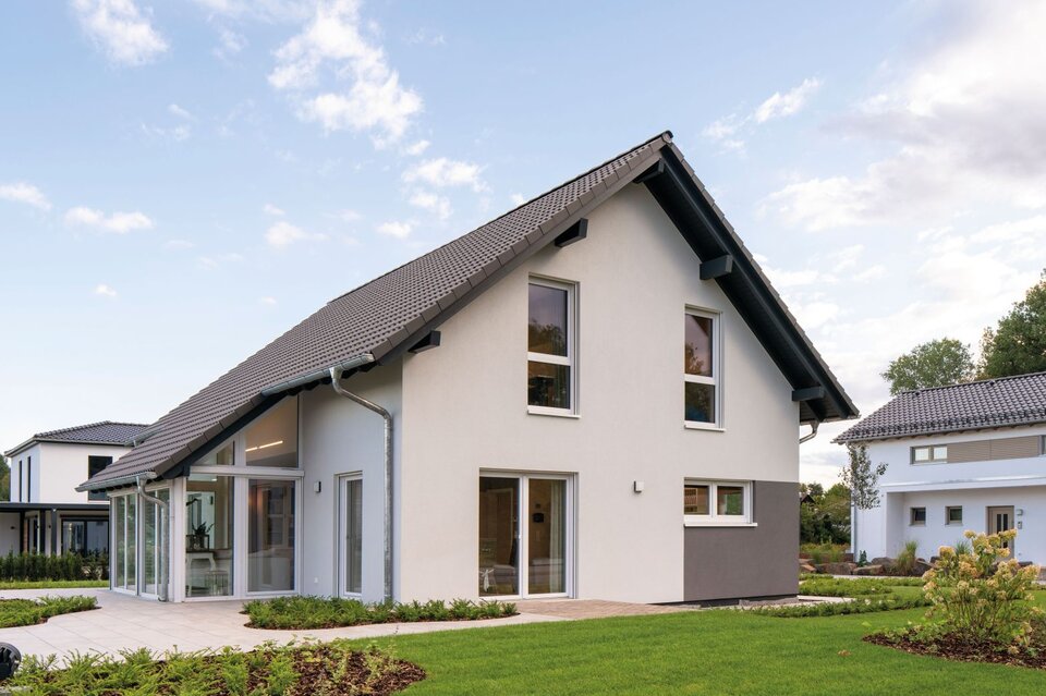 FingerHaus JUNO 402 Musterhaus Frankenberg mit Satteldach, Wintergarten-Erker und moderner Fassadengestaltung