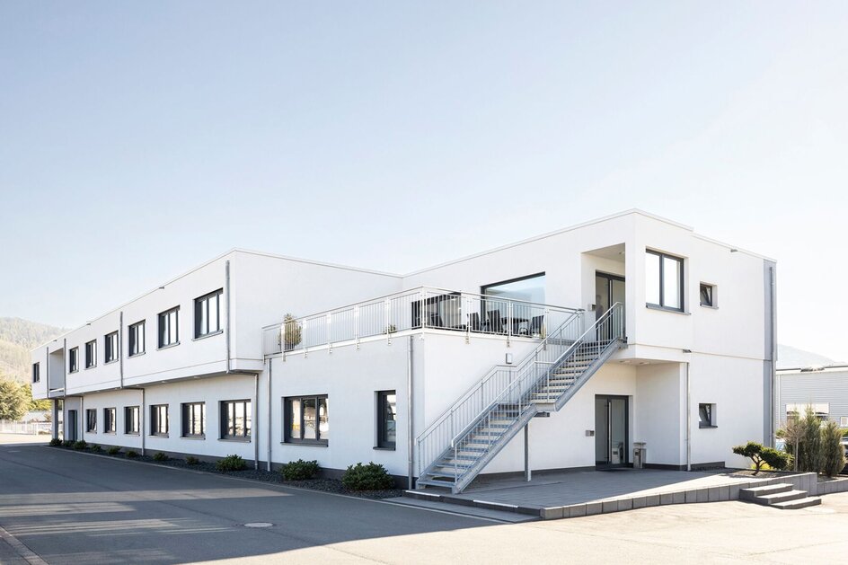 Modernes Firmengebäude mit klarer, zweigeschossiger Architektur und funktionaler Gestaltung, realisiert von FingerHaus im Bereich Objektbau.