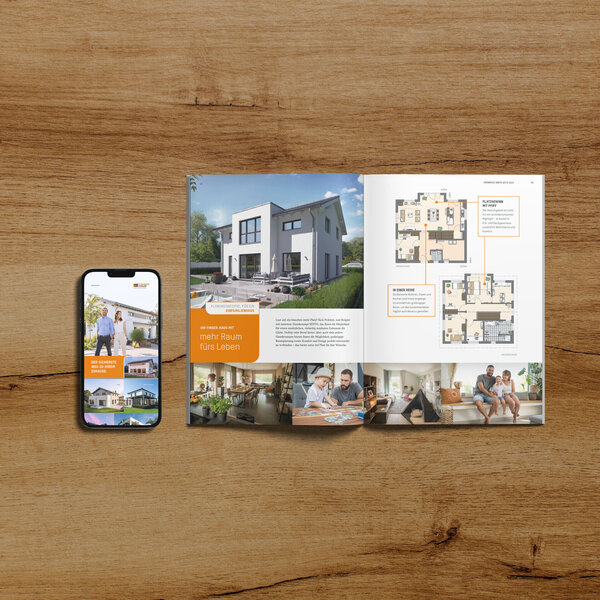 FingerHaus Infopaket und mobile Website-Ansicht auf Smartphone, Präsentation moderner Hauskonzepte und Grundrisse auf Holztisch.